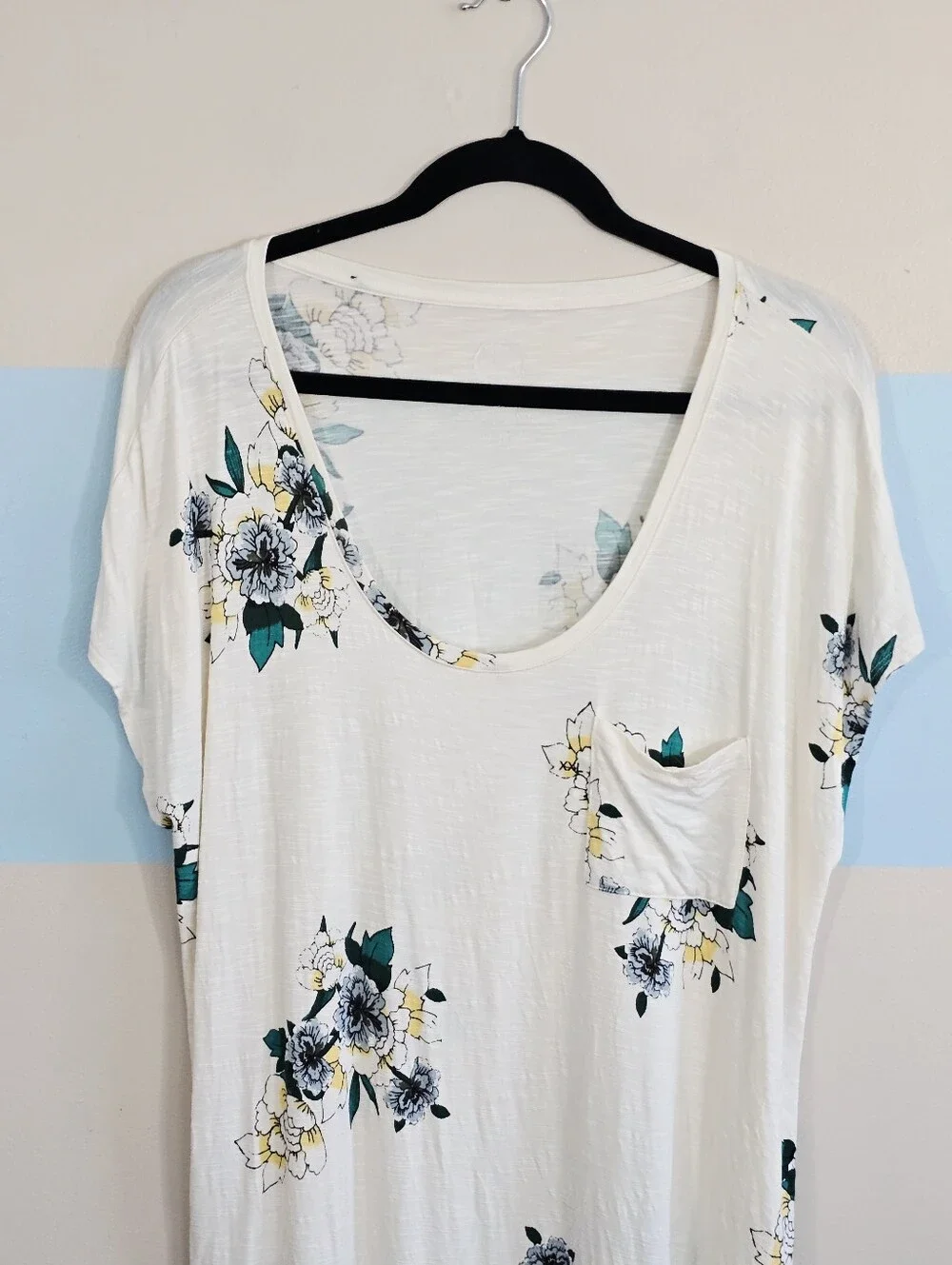 24/7 Maurices Cream Floral Scoop Neck Pocket Tee - Picture 3 of 5